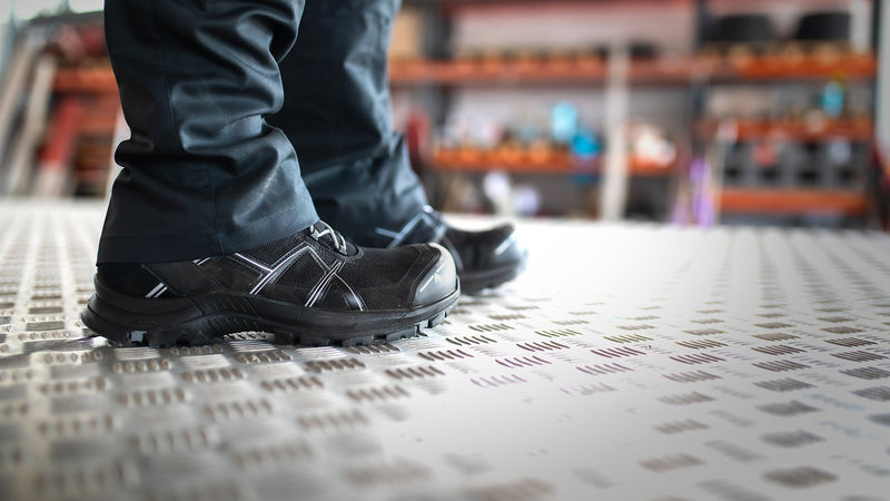 Laden Sie das Bild in Galerie -Viewer, Black Eagle Safety 41.1 Low/Black-Silver