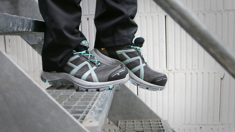 Laden Sie das Bild in Galerie -Viewer, Black Eagle Safety 40.1 Ws Low Grey-Mint