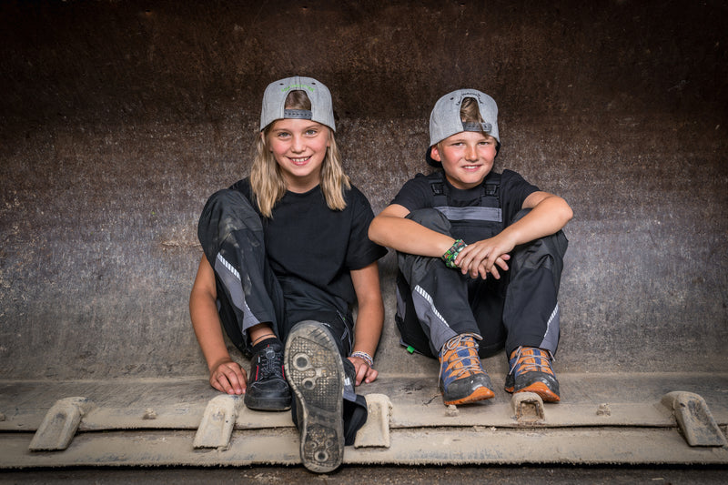 Laden Sie das Bild in Galerie -Viewer, Flexline Kinder Latzhose schwarz/grau