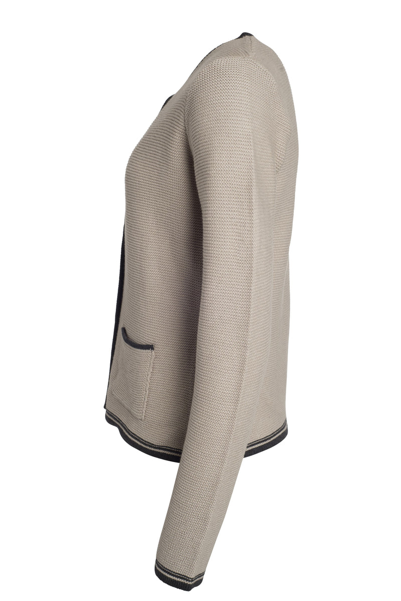 Laden Sie das Bild in Galerie -Viewer, Strickjacke im klassischen Trachtenlook - JN639