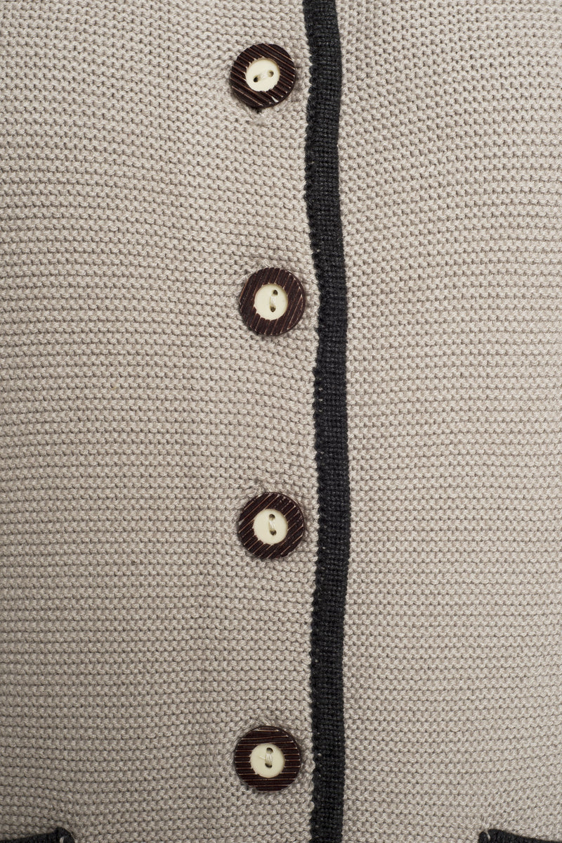 Laden Sie das Bild in Galerie -Viewer, Strickjacke im klassischen Trachtenlook - JN639