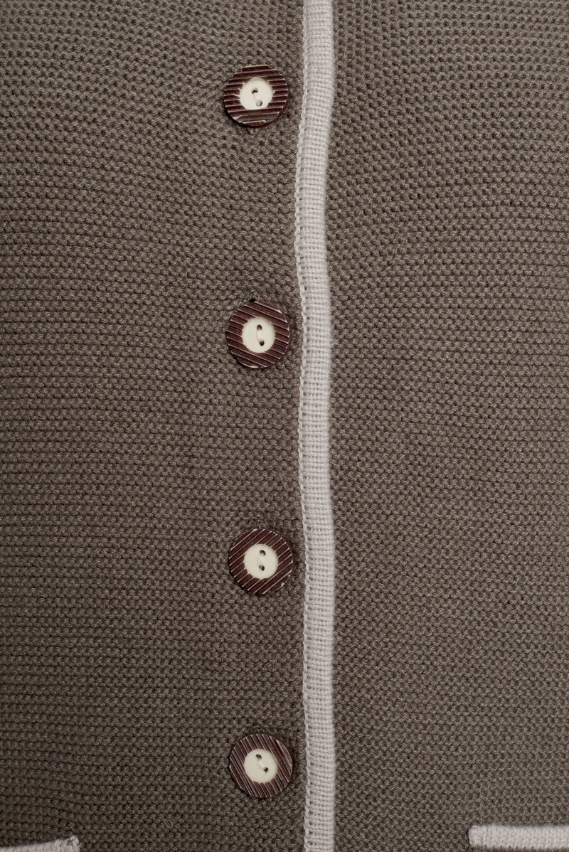 Laden Sie das Bild in Galerie -Viewer, Strickjacke im klassischen Trachtenlook - JN639