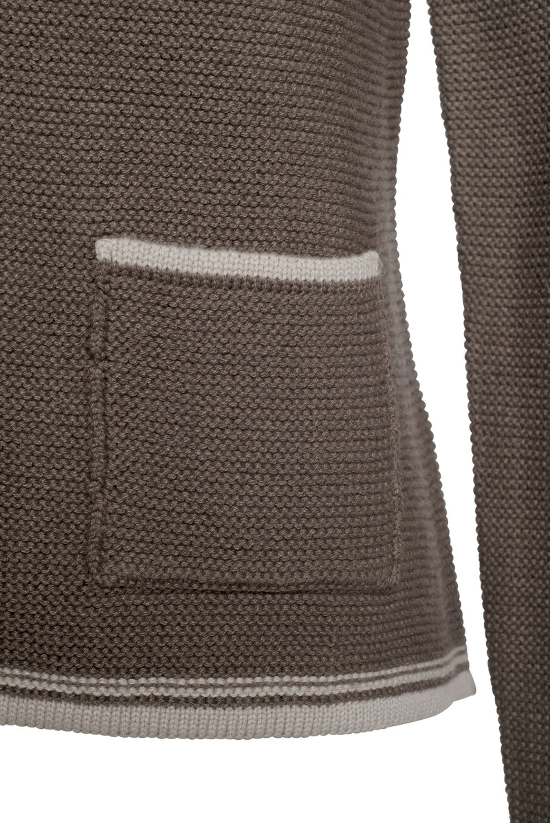 Laden Sie das Bild in Galerie -Viewer, Strickjacke im klassischen Trachtenlook - JN639