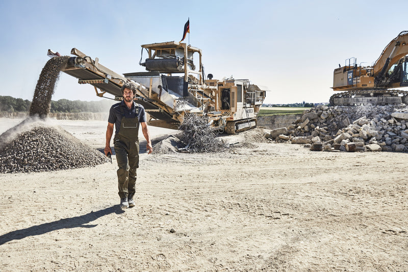 Laden Sie das Bild in Galerie -Viewer, Funktionelle Latzhose im cleanen Look mit hochwertigen Details - JN879