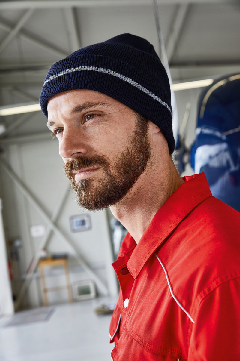 Laden Sie das Bild in Galerie -Viewer, Klassische Strickmütze mit einem reflektierenden Streifen im Umschlag - MB7141