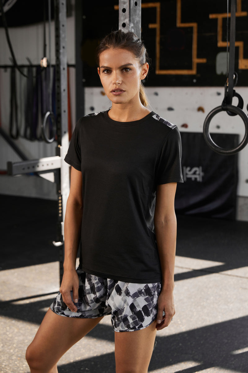 Laden Sie das Bild in Galerie -Viewer, Funktions-Shirt aus recyceltem Polyester für Sport und Freizeit - Damen - JN523