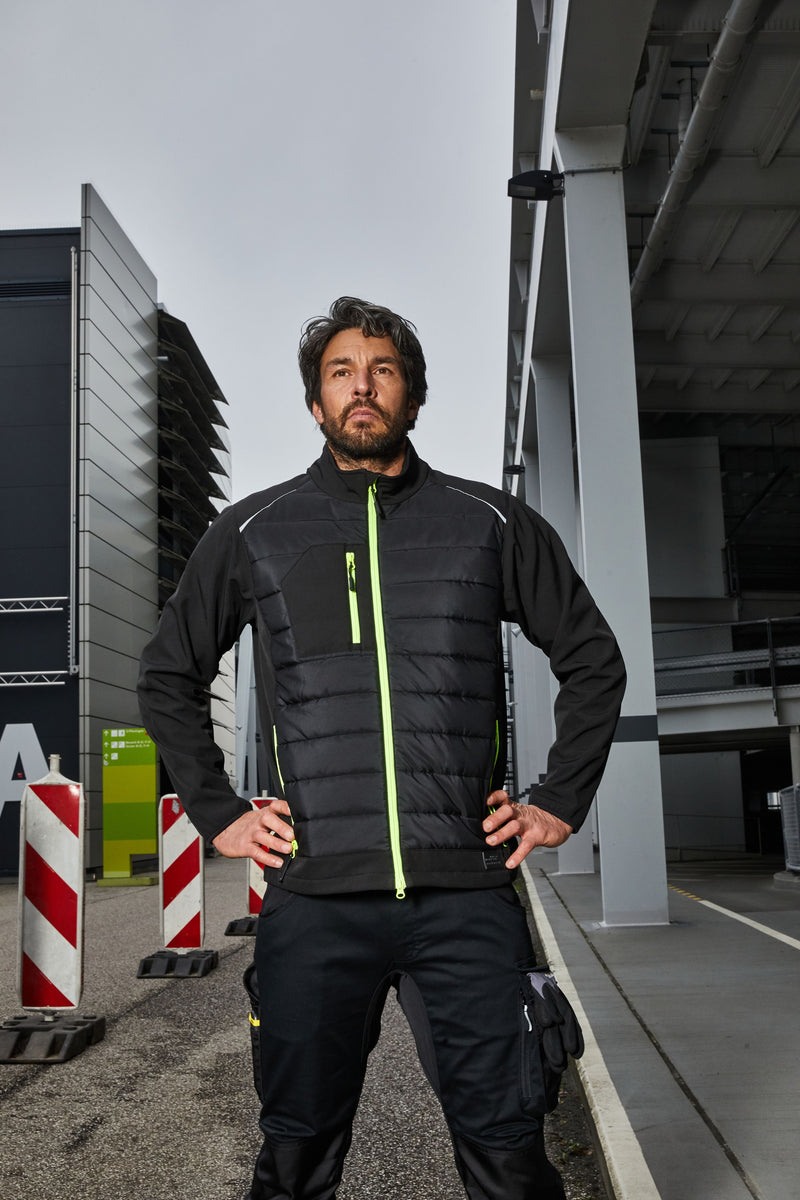 Laden Sie das Bild in Galerie -Viewer, Softshelljacke im attraktiven Materialmix - JN1820