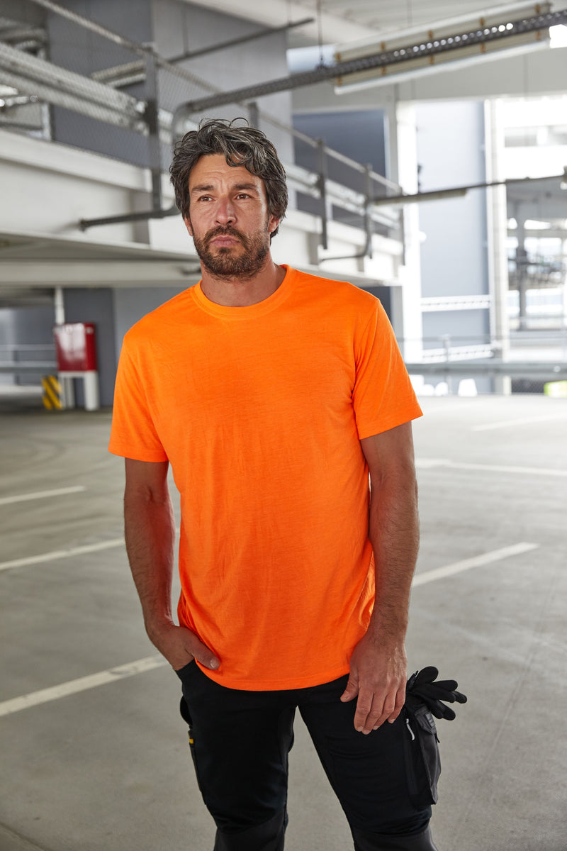 Laden Sie das Bild in Galerie -Viewer, Strapazierfähiges und pflegeleichtes T-Shirt in Signalfarben - JN1838