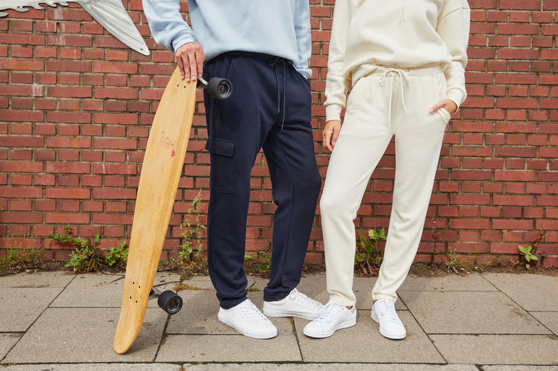 Laden Sie das Bild in Galerie -Viewer, Modische Sweat-Hose aus BIO-Baumwolle - 8035