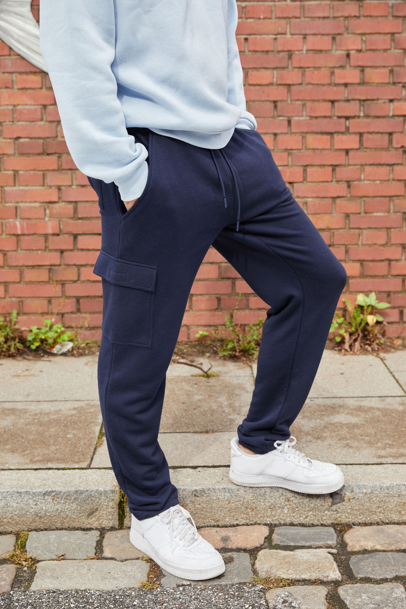 Laden Sie das Bild in Galerie -Viewer, Modische Sweat-Hose aus BIO-Baumwolle im Cargo-Style - 8036