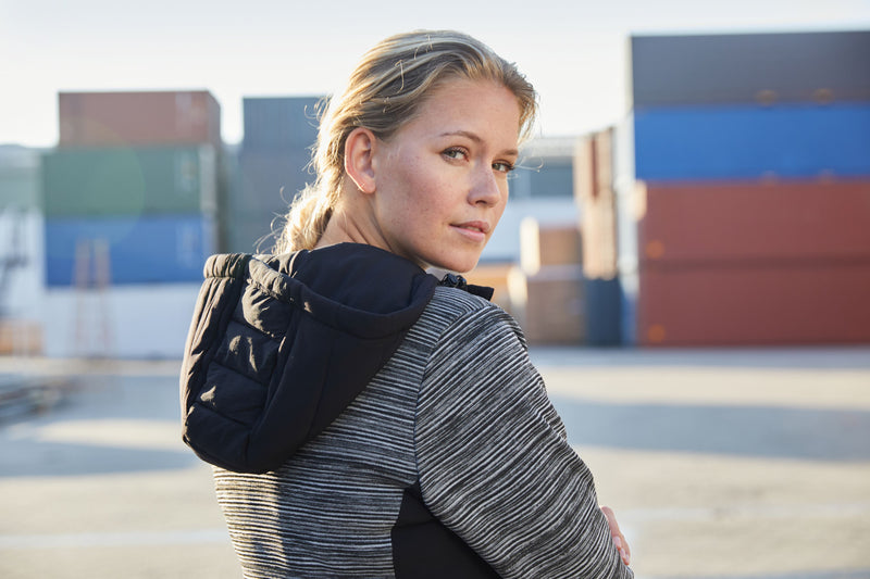 Laden Sie das Bild in Galerie -Viewer, Wattierte Strickfleece Jacke im attraktiven Materialmix - JN1843