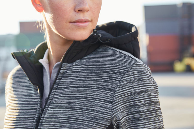 Laden Sie das Bild in Galerie -Viewer, Wattierte Strickfleece Jacke im attraktiven Materialmix - JN1843