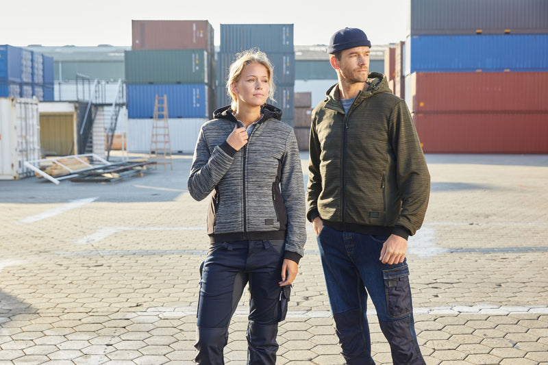 Laden Sie das Bild in Galerie -Viewer, Wattierte Strickfleece Jacke im attraktiven Materialmix - JN1844