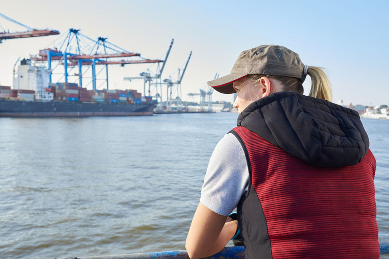 Laden Sie das Bild in Galerie -Viewer, Wattierte Strickfleece Weste im attraktiven Materialmix - JN1847