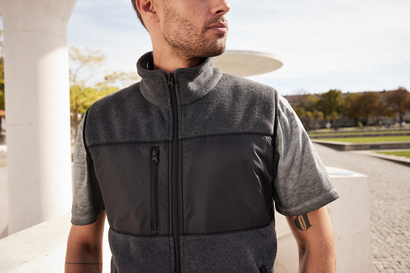 Laden Sie das Bild in Galerie -Viewer, Herren Fleeceweste im Materialmix - JN1310