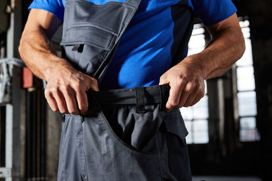 Spezialisierte Latzhose mit funktionellen Details und flexibel einstellbarem, elastischen Bund - JN1833