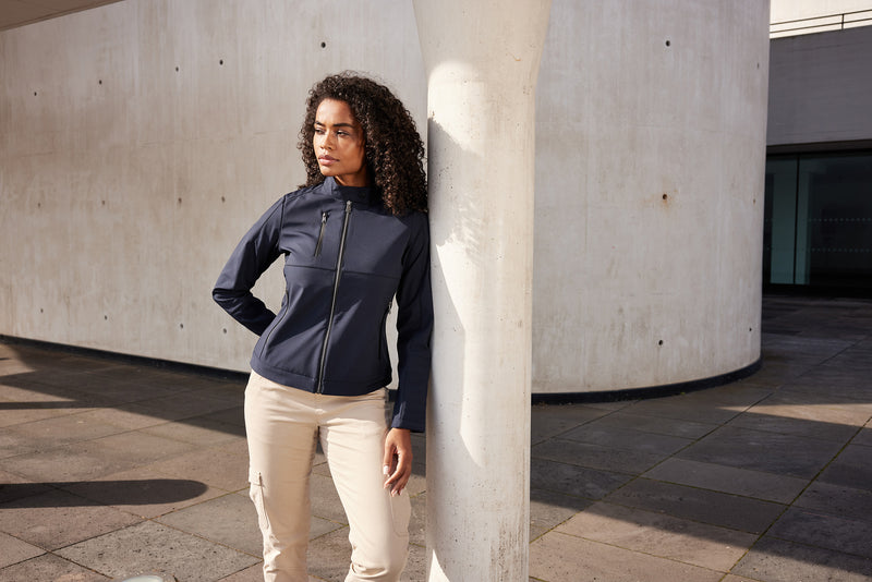 Laden Sie das Bild in Galerie -Viewer, Softshelljacke in sportlichem Design - JN1315
