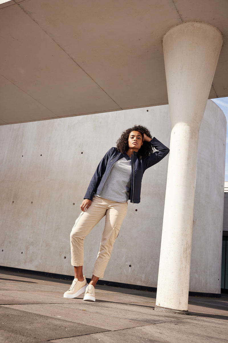 Laden Sie das Bild in Galerie -Viewer, Softshelljacke in sportlichem Design - JN1315
